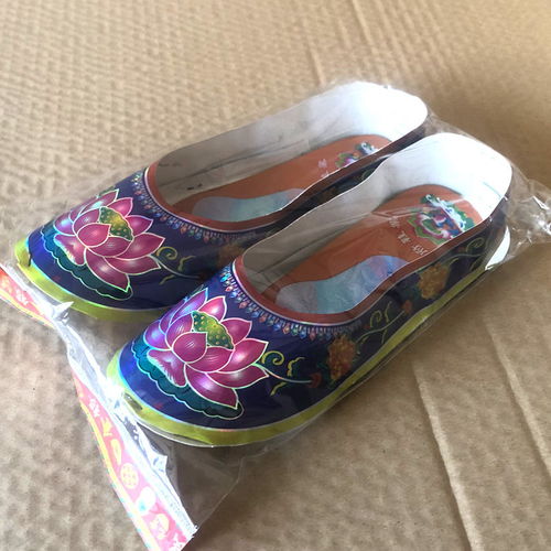 紙扎鞋清明上墳冥府紙鞋燒紙祭祀用品紙錢紙扎鞋襪子皮鞋黃紙包郵